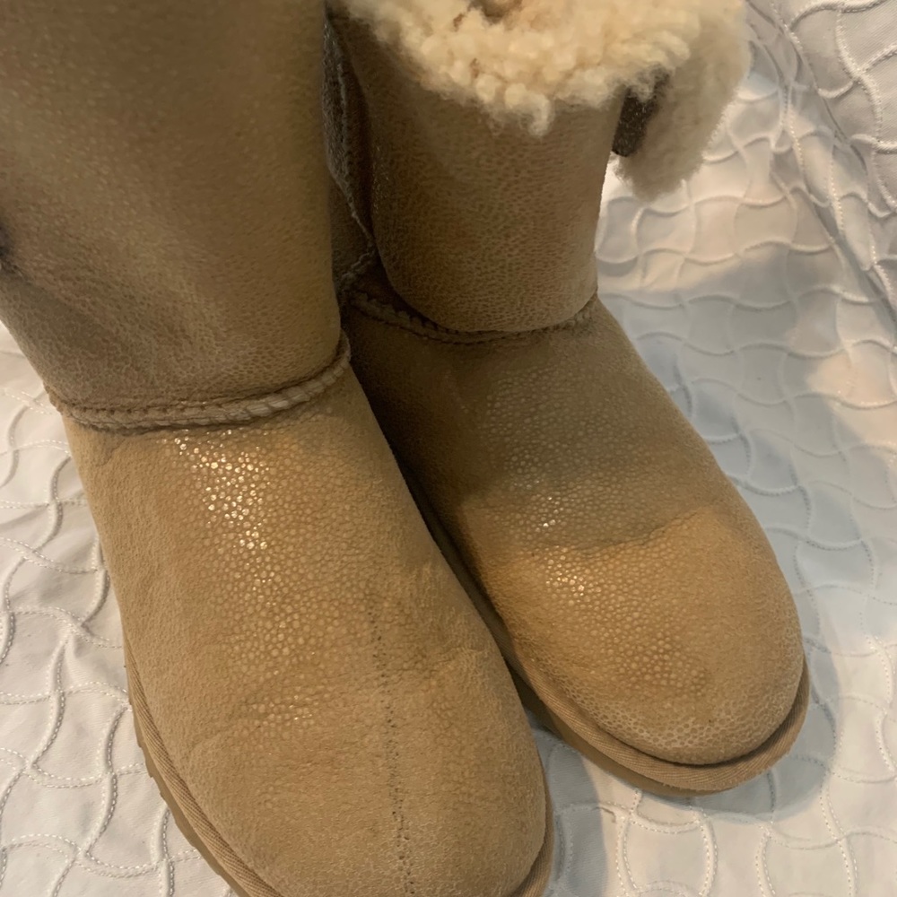 Ugg Bailey button short boot size 9, tan - Picture 9 of 9